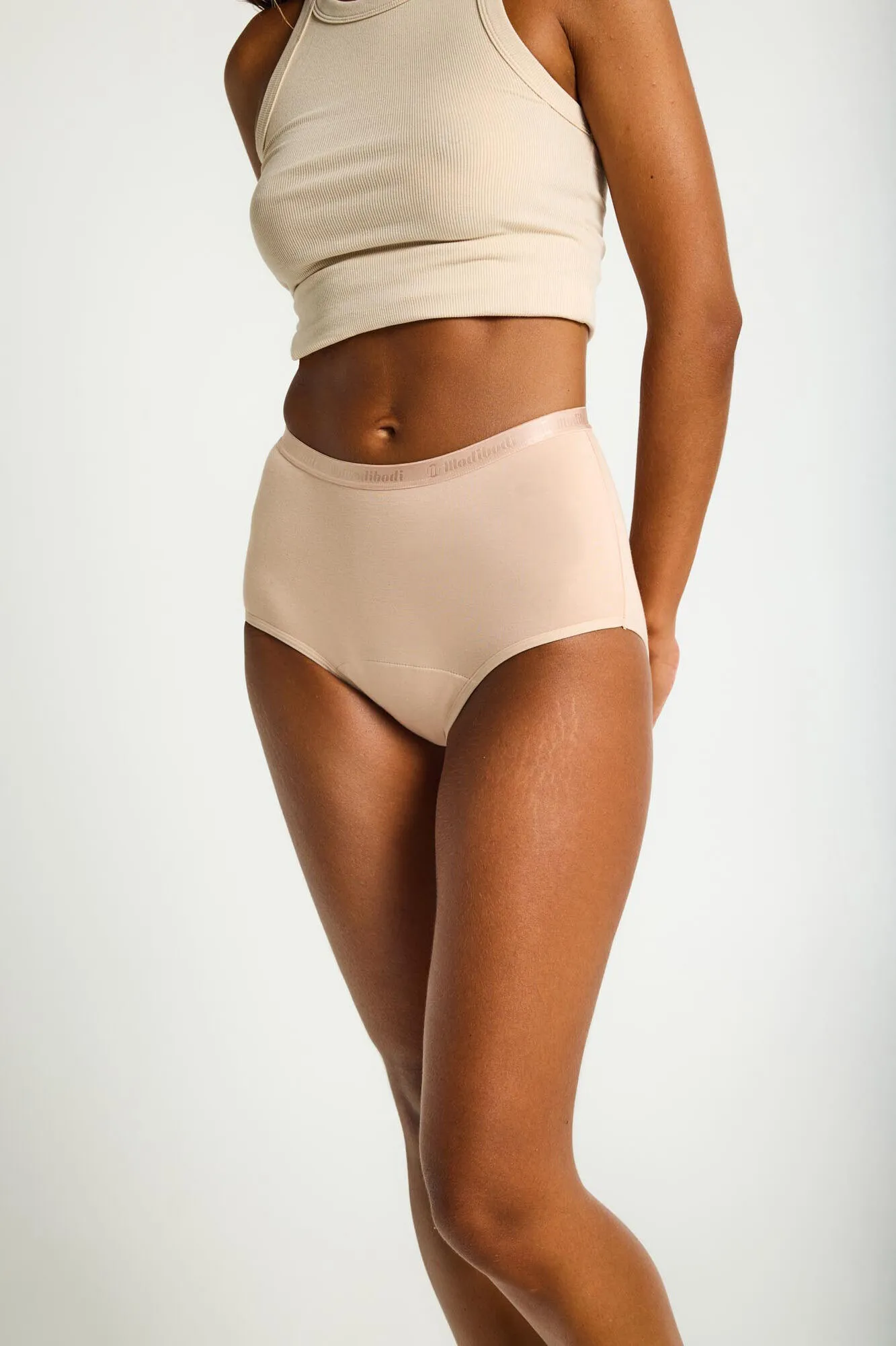 Braga menstrual clásica brief alta bambú negra absorción ligera moderada