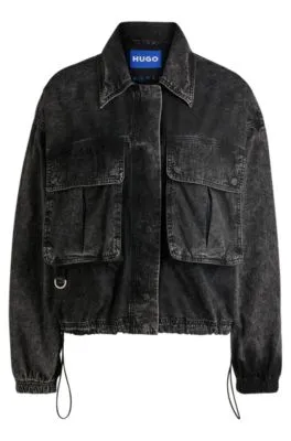Cazadora bomber corta en denim rígido negro