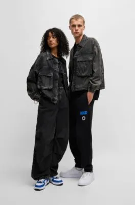 Cazadora bomber corta en denim rígido negro