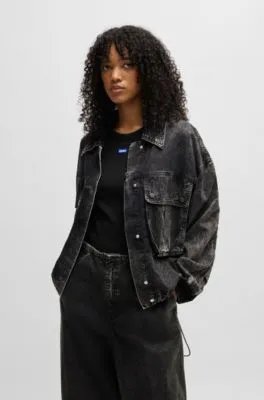 Cazadora bomber corta en denim rígido negro