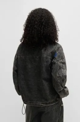 Cazadora bomber corta en denim rígido negro