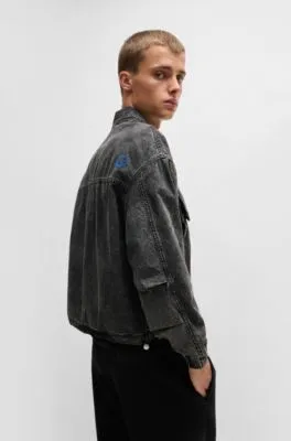 Cazadora bomber corta en denim rígido negro