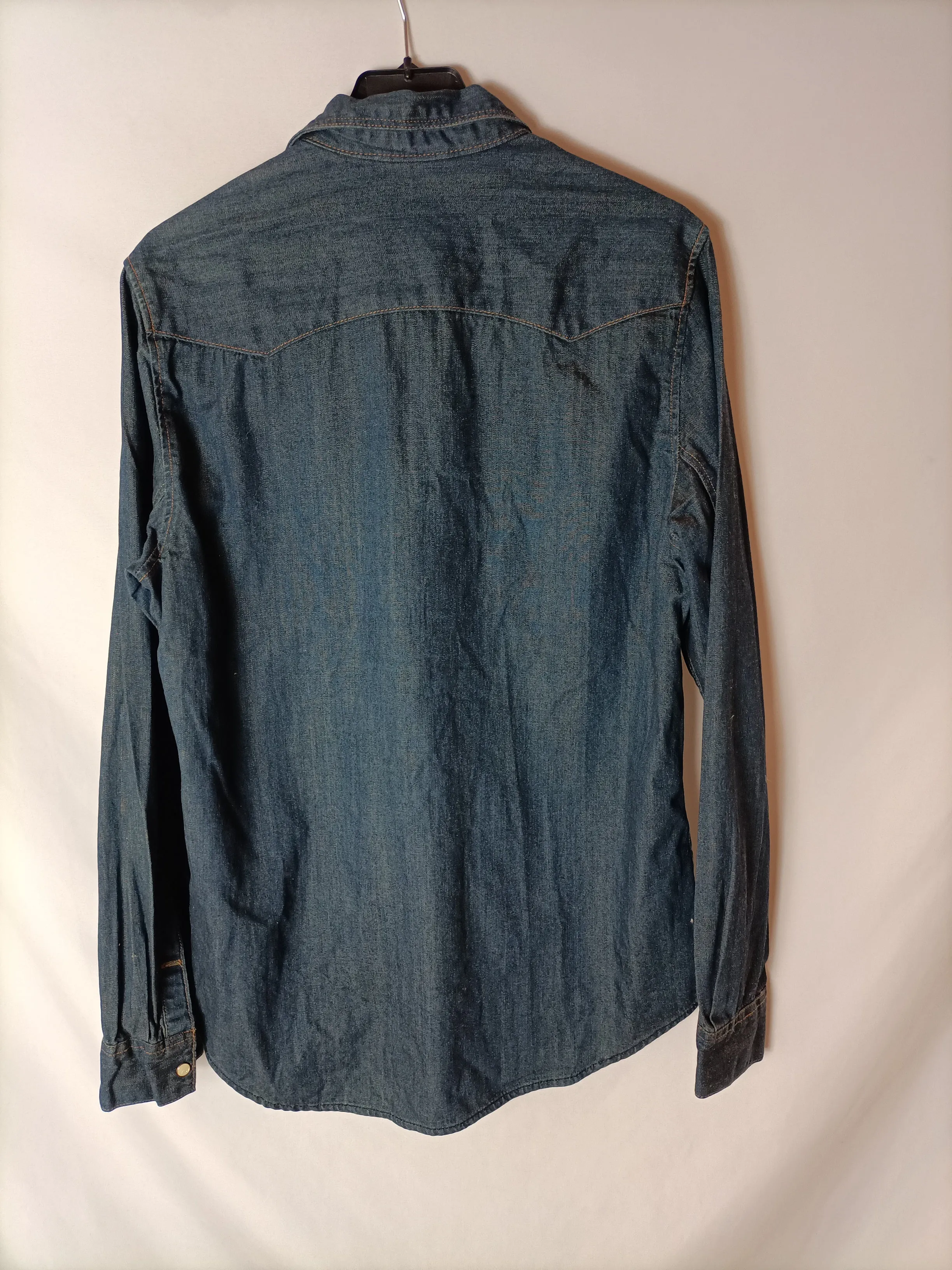 H&M. Sobre camisa vaquera oscura. T S