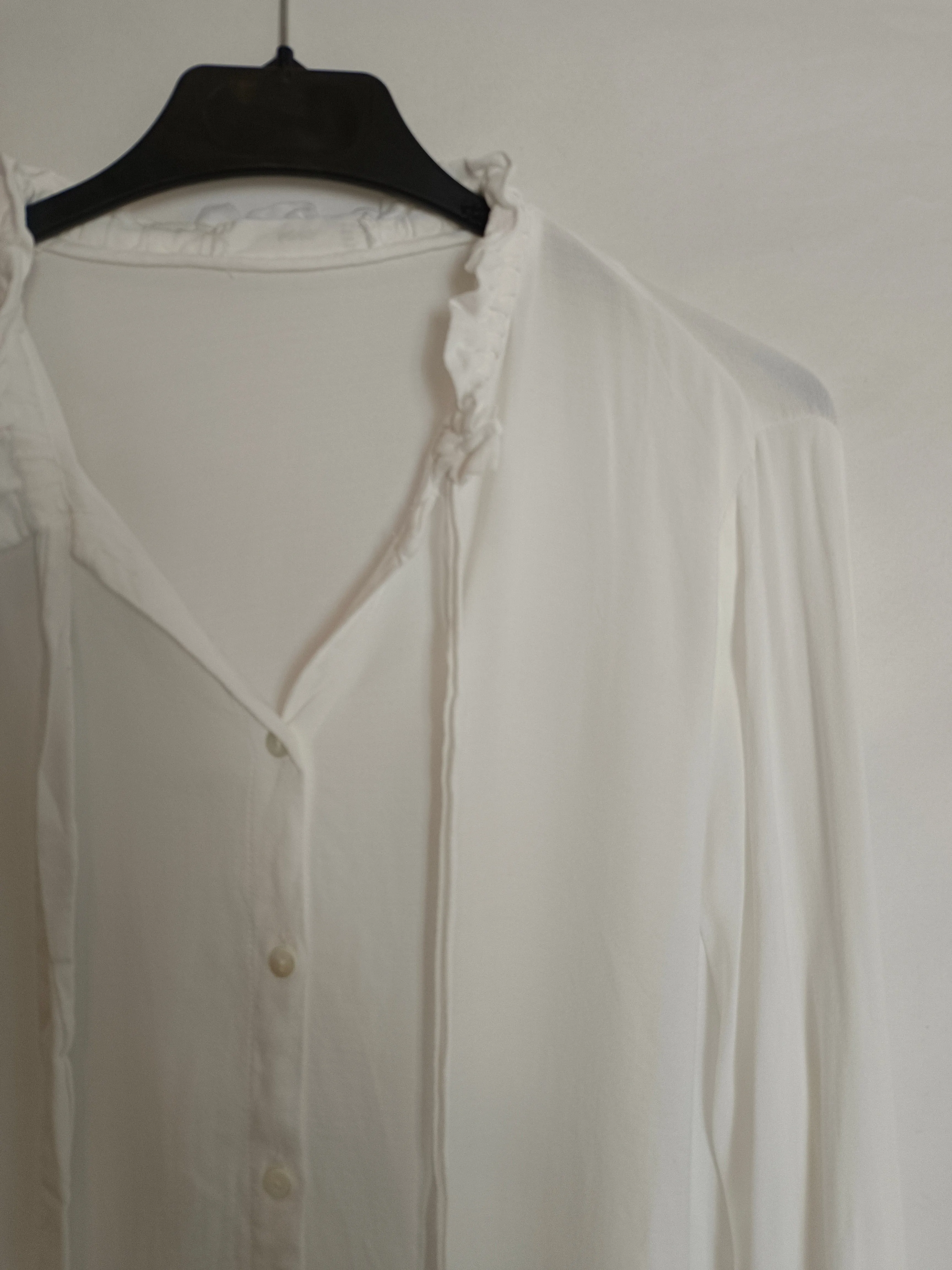 MANGO. Camisa blanca lazada cuello. T.S
