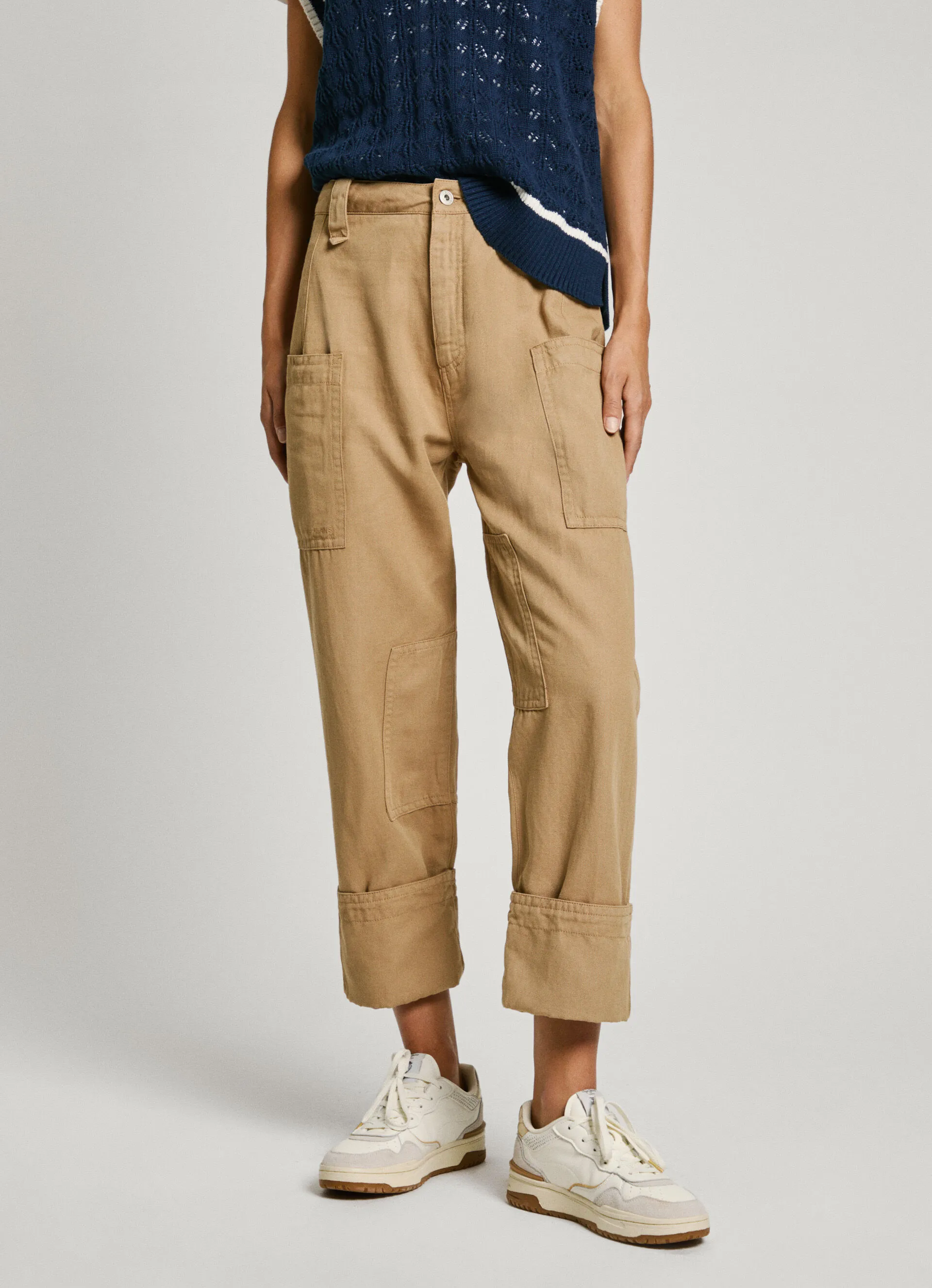 pantalón cargo en sarga