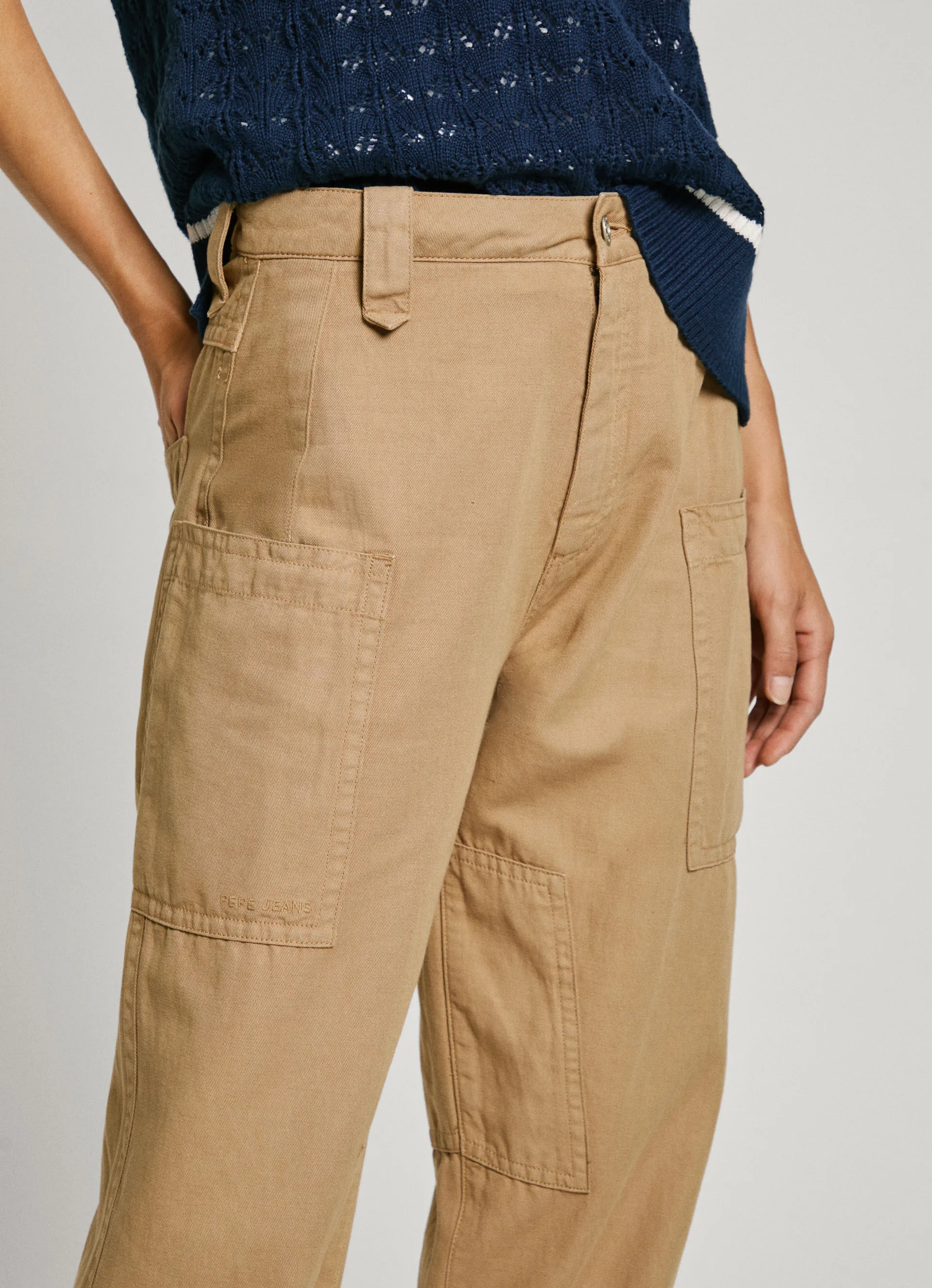 pantalón cargo en sarga