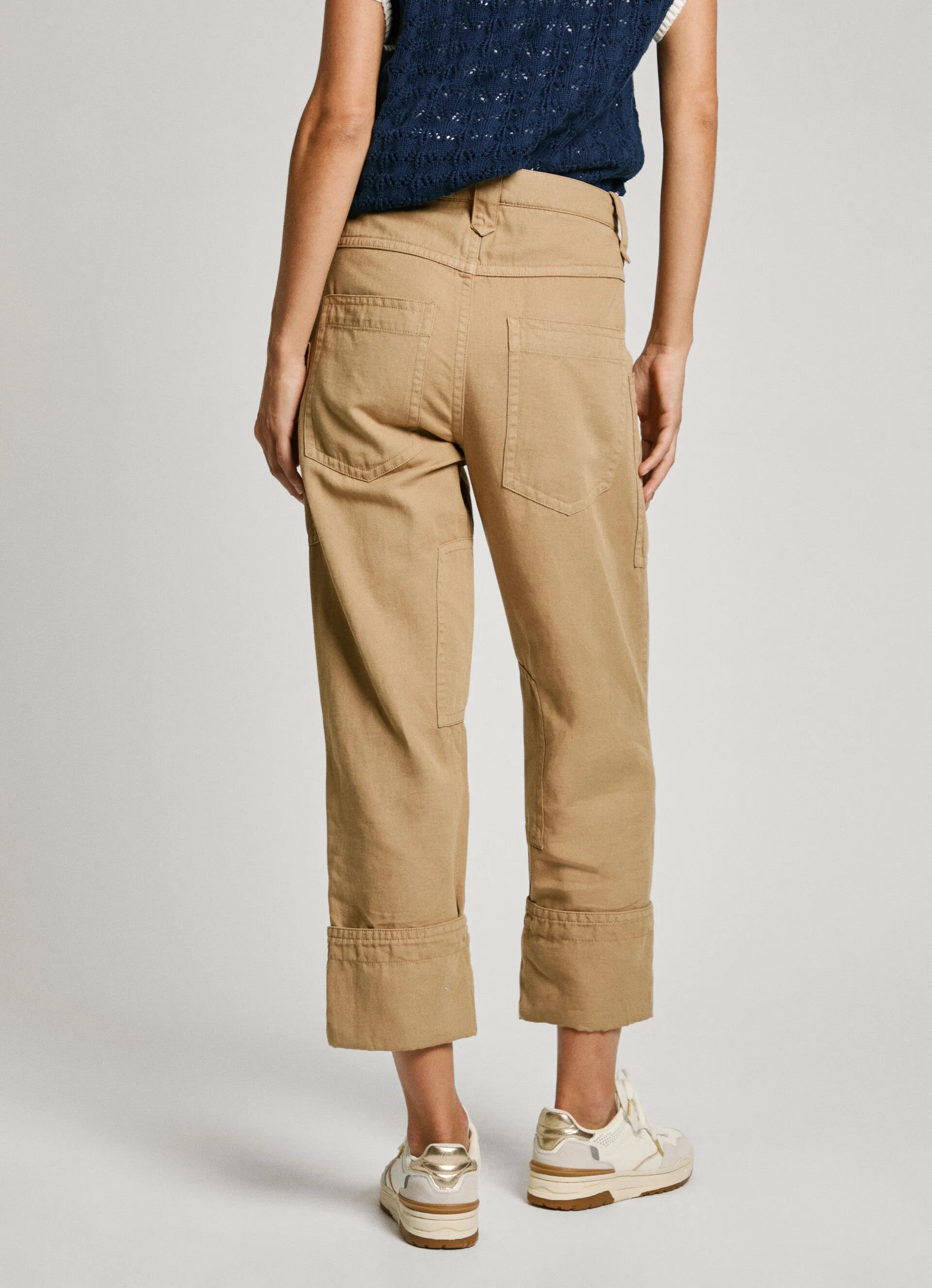 pantalón cargo en sarga