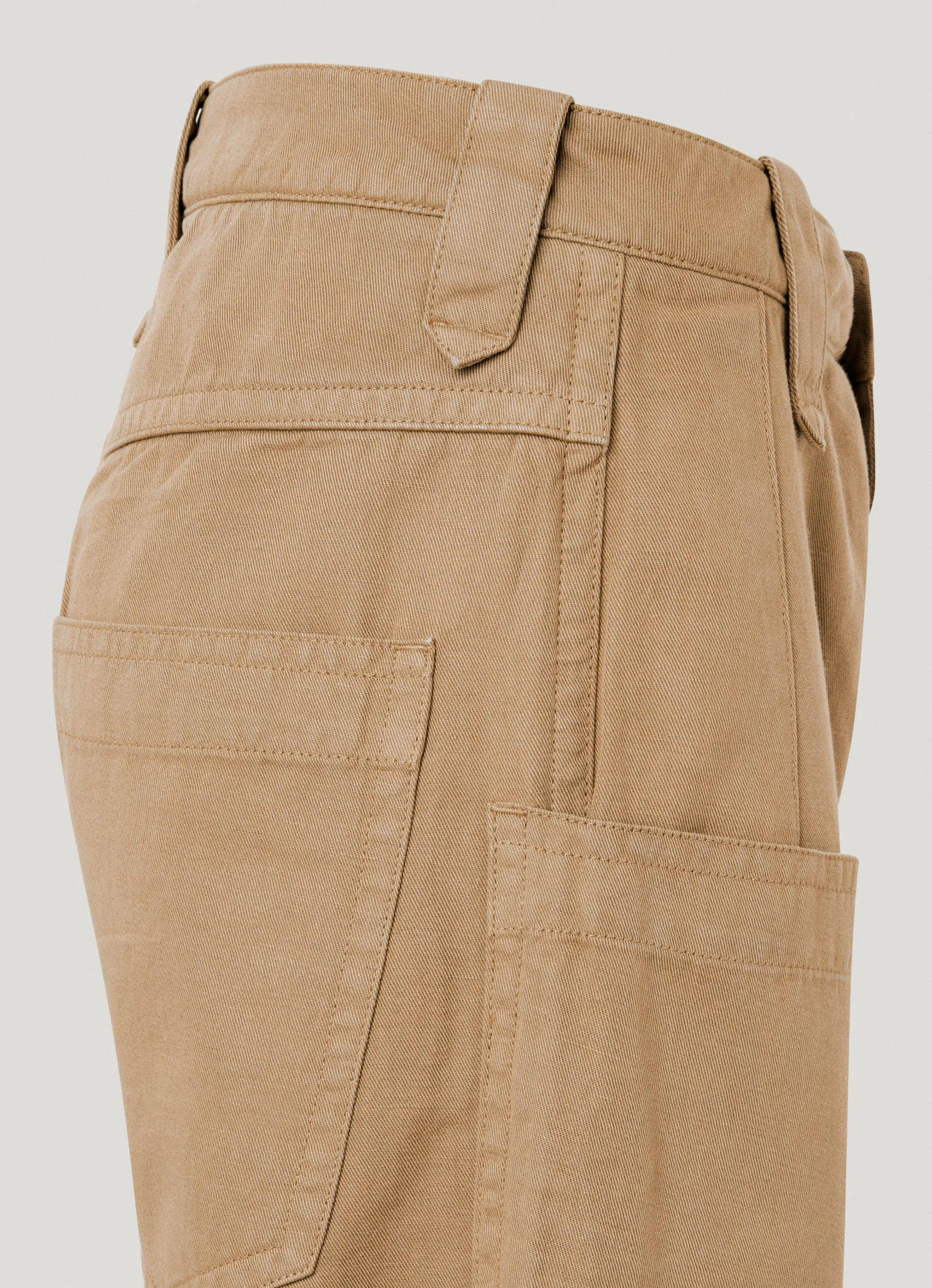 pantalón cargo en sarga