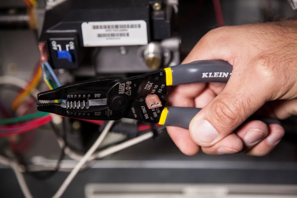 PINZAS DE PUNTA CON PELACABLES KLEINKURVE™, CORTACABLES, HERRAMIENTA PONCHADORA